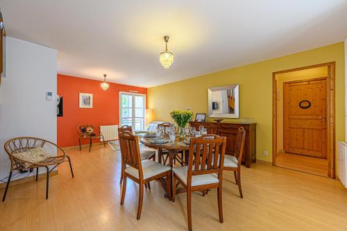 une salle à manger avec une table et des chaises dans l'établissement Althidis - Bel appt duplex sur le port de Vannes, à Vannes