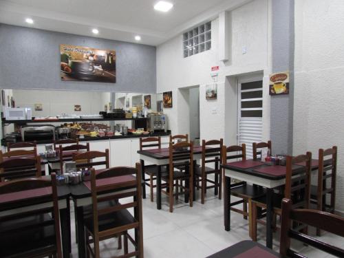 uma sala de jantar com mesas e cadeiras num restaurante em Hotel Tropicália no Centro de São Paulo próximo a 25 de março , Brás e Bom Retiro em São Paulo