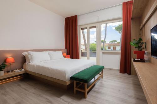 La Serena Hotel FDM في فورتي دي مارمي: غرفة نوم بسرير ونافذة كبيرة