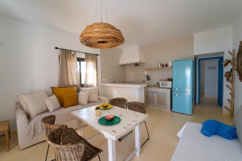 Arenas del Mar Formentera في Es Arenals: غرفة معيشة مع أريكة بيضاء وطاولة