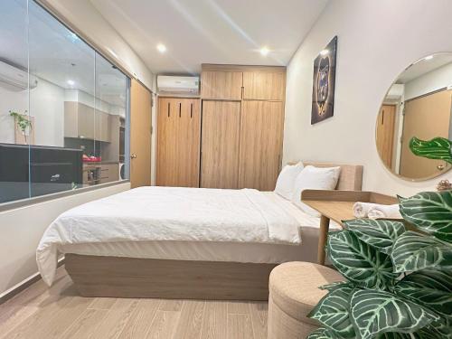 - une chambre avec un lit et une grande fenêtre dans l'établissement The Song Dương An Luxury, à Vung Tau