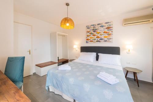 - une chambre avec un grand lit et une couverture bleue dans l'établissement Hotel Villino Gallodoro, à Taormine