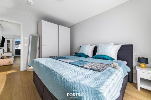 Schlafzimmer mit einem großen Bett mit blauer Decke in der Unterkunft Leicht Matrose in Olpenitz