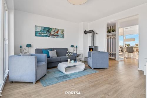 uma sala de estar com um sofá e duas cadeiras em Sea Bay em Olpenitz