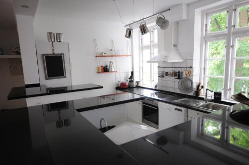 een keuken met witte wastafels en ramen bij Linde in Flensburg