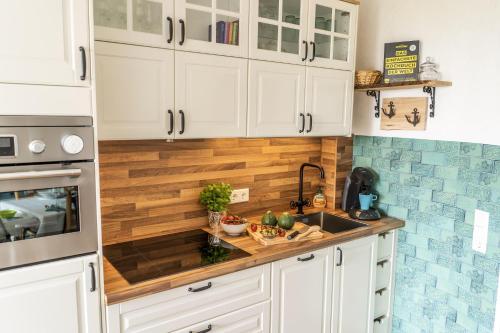 Dapur atau dapur kecil di Urlaub mit Ostseeblick, Schwimmbad, Sauna & direkte Strandlage