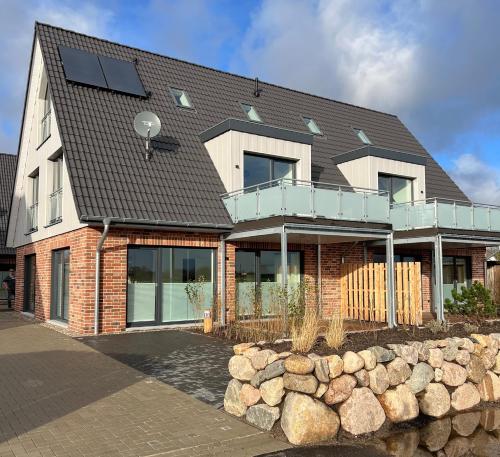 a house with solar panels on the roof at Küste 1 in Büsum