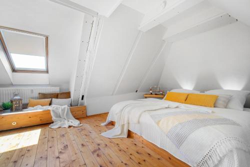 um quarto branco com uma cama e uma janela em Ostseedomizil II em Steinberg