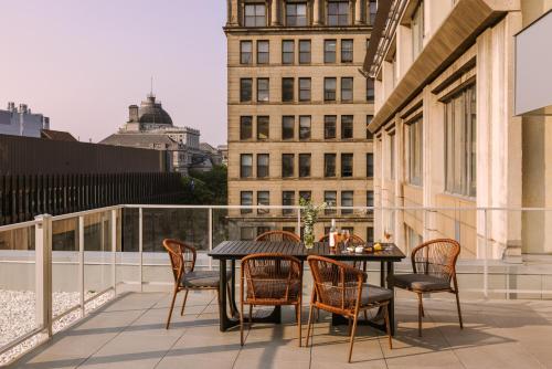 d'une terrasse avec une table et des chaises sur un balcon. dans l'établissement Sonder Lambert, à Montréal