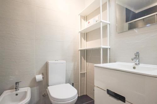 Bathroom sa Jcmar Apartments - 100 m from the beach - free wifi - by bedzy