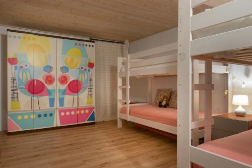 1 dormitorio con 2 literas y un mural en Ca la Cèlia -Loft, en Maçanet de Cabrenys