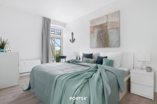Un dormitorio con una cama con una manta verde. en Ferienwohnung Hofwächter, App 13 Emmelsbüll en Emmelsbüll-Horsbüll