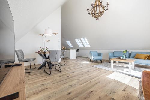 sala de estar con sofá azul y mesa en Schlei-Koje 6, en Schleswig