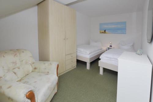 uma sala de estar com duas camas e um sofá em Nordsee em Büsum