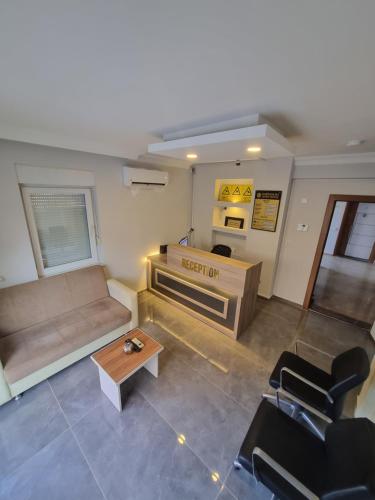 - un salon avec un canapé et un piano dans l'établissement KARTALKAYA APART OTEL, à Antalya
