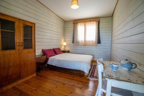 Habitación pequeña con cama y ventana en Clil Guest House, en Clil