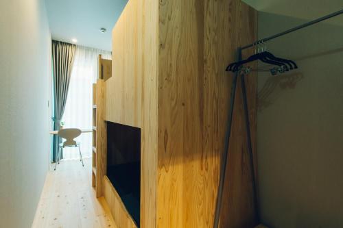 Habitación con armario y pared de madera. en 宿 ロイノハコ en Gotsu