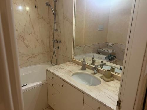 La salle de bains est pourvue d'un lavabo, d'une baignoire et d'un miroir. dans l'établissement Stella di mare, à Pescara