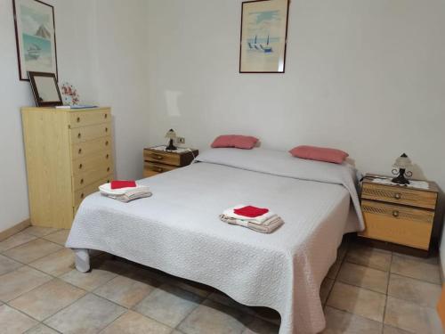 a bedroom with a bed with two towels on it at Appartamento "Il Glicine" in Torraca