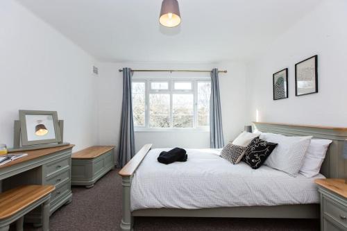 a bedroom with a bed and a desk and a window at Charming 3-Bed Retreat, Excellent Locaton in Nottingham