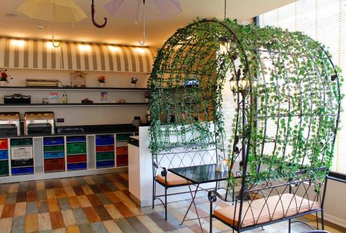 um quarto com uma mesa de vidro e um arco com plantas em Tempo Suites Airport em Istambul