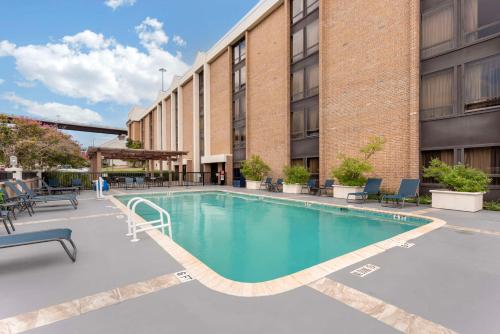 a swimming pool in front of a building at Best Western Plus Austin Central in Austin