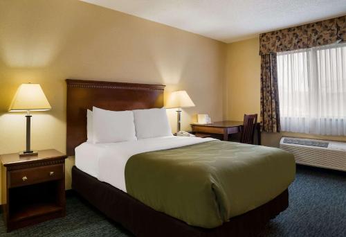 Katil atau katil-katil dalam bilik di Quality Inn Grand Blanc - Flint South
