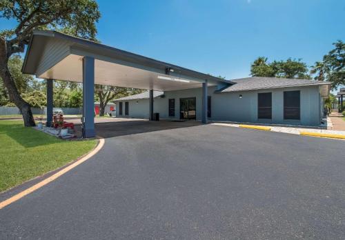 a building with a garage with a driveway at Econo Lodge Inn & Suites Fulton - Rockport in Rockport