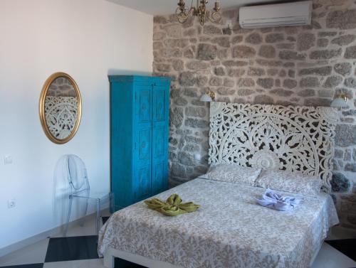 1 dormitorio con armario azul y cama en Apartments Jasmina, en Korčula