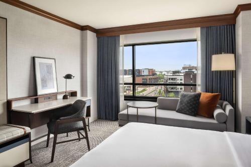 Postel nebo postele na pokoji v ubytování Hyatt Regency Coralville