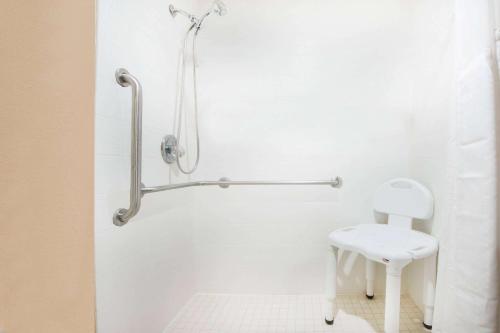 Un baño de Travelodge by Wyndham Enid