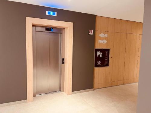 un ascensor en un edificio con una puerta y letreros en Sea Sense Suite 8 en Bari