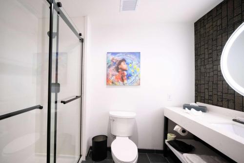 y baño con aseo y ducha acristalada. en La Quinta Inn & Suites by Wyndham Austin Parmer Tech Ridge en Austin