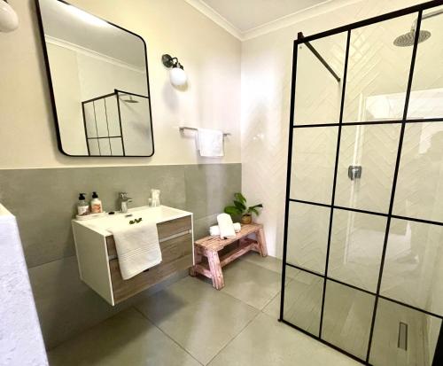 un baño con lavabo y espejo en Groenvlei Guest Farm, en Kuilsrivier