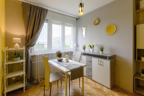 een eetkamer met een tafel en een raam bij Parkside double room in Boedapest