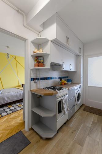 Parkside double room في بودابست: مطبخ مع موقد وميكروويف في الغرفة