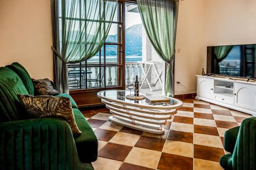 ein Wohnzimmer mit einem Sofa und einem Tisch in der Unterkunft Villa Chantal in Kotor