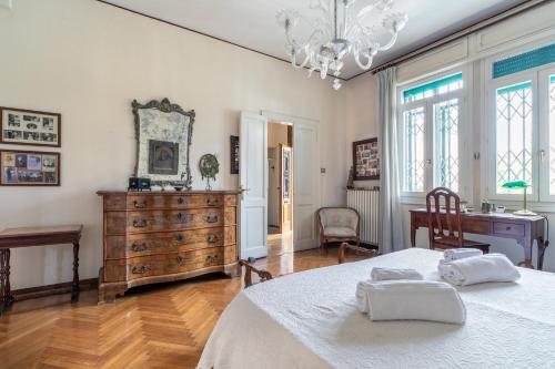 una camera con letto, scrivania e cassettiera di Casa Flores - 2 camere Padova a Padova