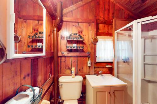 韋弗利的住宿－Drummers Cove Gem，一间带卫生间和水槽的浴室