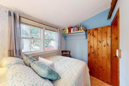 Schlafzimmer mit einem Bett und einem Fenster in der Unterkunft Drummers Cove Gem in Wellfleet