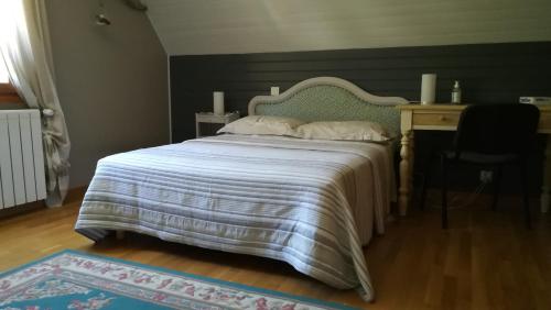 een slaapkamer met een bed met een bureau en een bed sidx sidx sidx bij Chambres d'hôtes Chez Dumitra in Calès