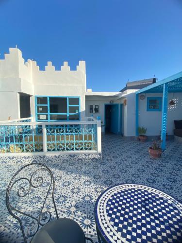 een patio met een tafel en stoelen op een balkon bij Riad chez brahim in Essaouira