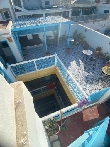 Výhled na bazén z ubytování Riad chez brahim nebo okolí