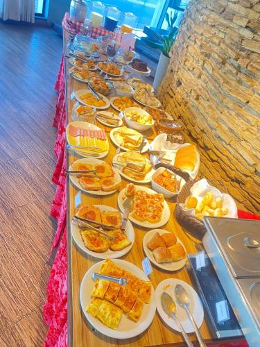a long table with plates of food on it at Hotel Casablanca Suites in Indaiatuba