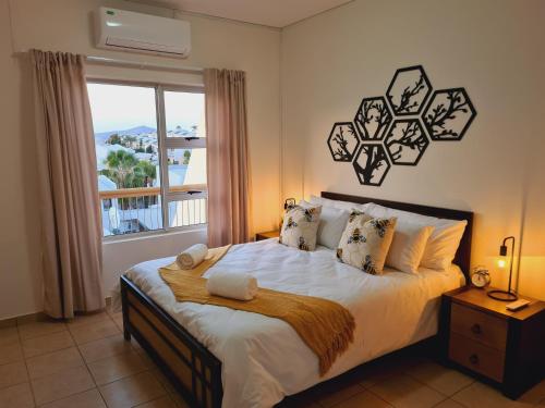 um quarto com uma cama e uma janela grande em Weavers Nest 34 em Windhoek