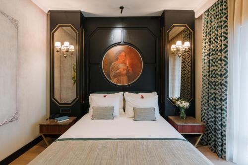 1 dormitorio con 1 cama con una pintura en la pared en Tria Elegance Istanbul, en Estambul