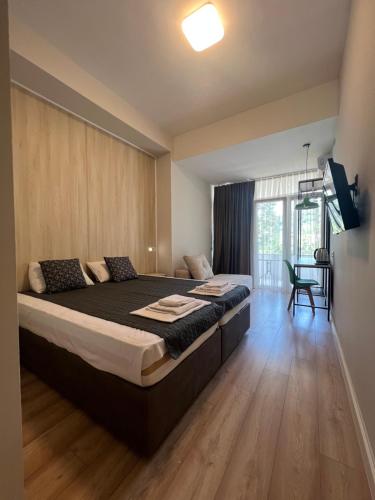 Ένα ή περισσότερα κρεβάτια σε δωμάτιο στο Sleepyn SKOPJE