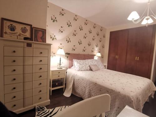 1 dormitorio con 1 cama y vestidor en Estancia con jardín entre golf y monte - cerca Logroño, en Sojuela