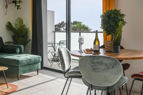 พื้นที่นั่งเล่นของ Porticcio Vacations - Terrasse, Piscine, Jacuzzi, Clim - by TGB