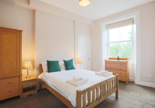 Un pat sau paturi într-o cameră la The Marchmont Residence
